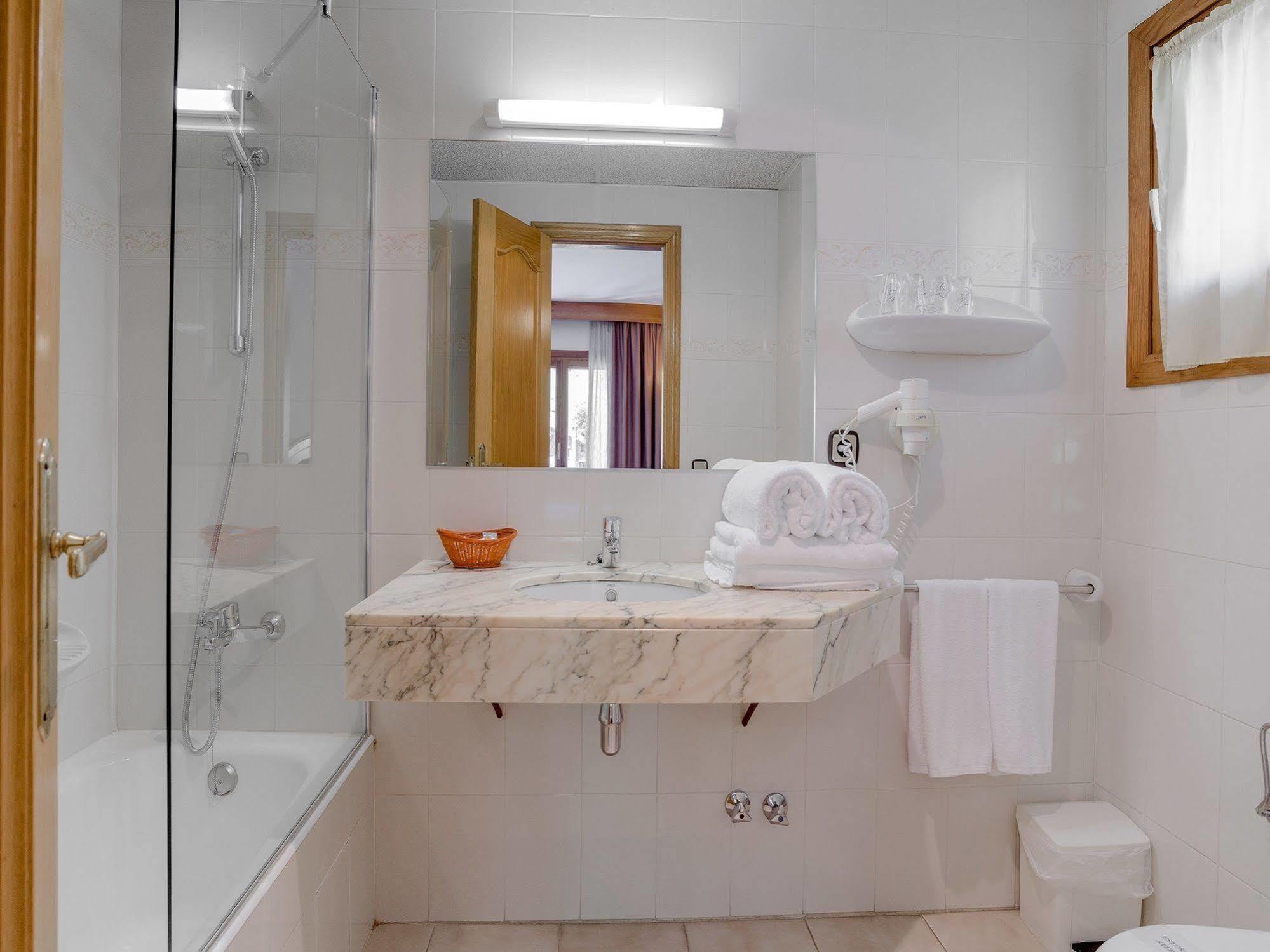 Hotel Sant Miquel อันดอร์รา ลา เวลลา ภายนอก รูปภาพ