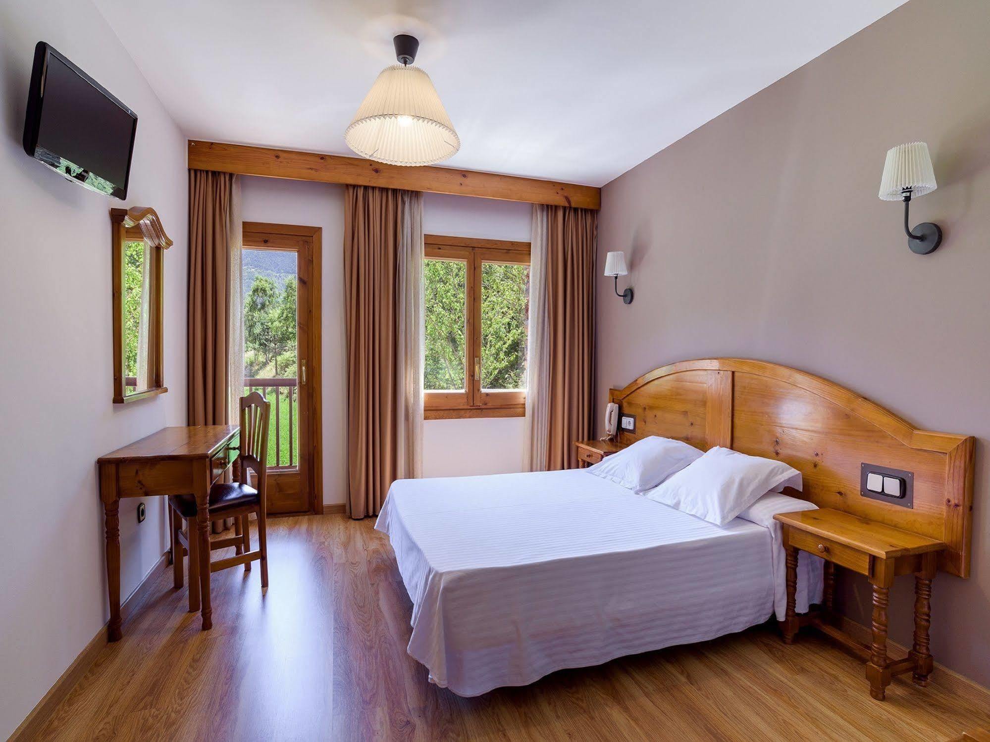 Hotel Sant Miquel อันดอร์รา ลา เวลลา ภายนอก รูปภาพ