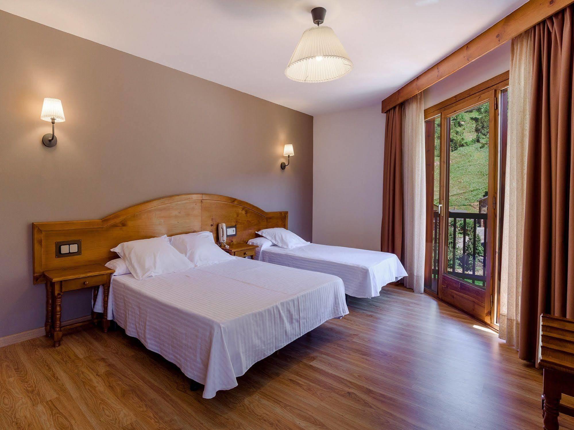 Hotel Sant Miquel อันดอร์รา ลา เวลลา ภายนอก รูปภาพ